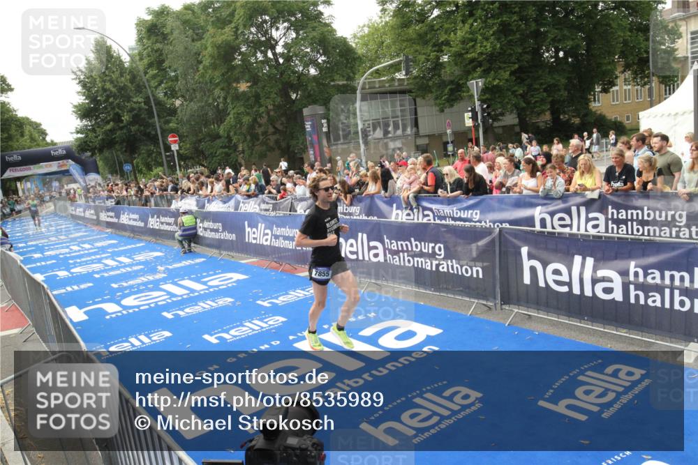 29.06.2025 - hella hamburg halbmarathon Michael Strokosch http://msf.ph/oto/8535989 29.06.2025 10:24:37 Ziel  meine-sportfotos.de
