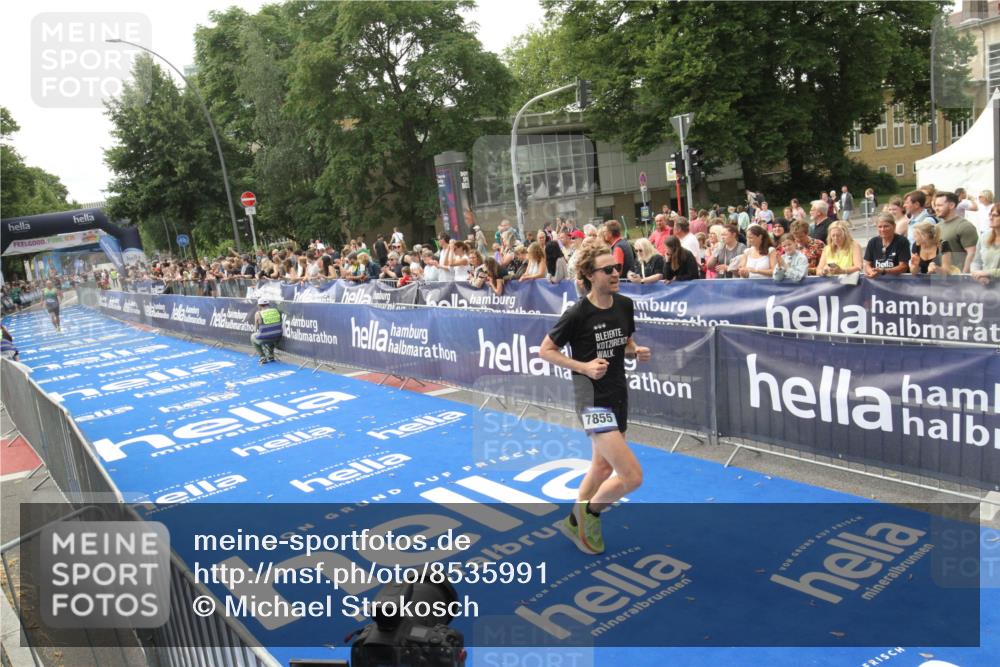 29.06.2025 - hella hamburg halbmarathon Michael Strokosch http://msf.ph/oto/8535991 29.06.2025 10:24:37 Ziel  meine-sportfotos.de
