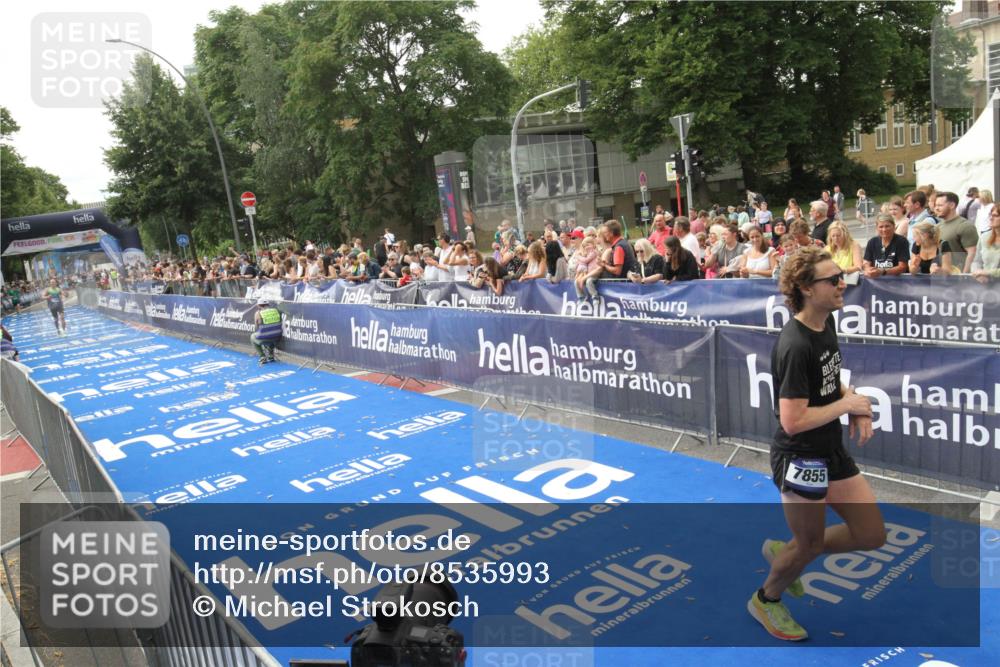 29.06.2025 - hella hamburg halbmarathon Michael Strokosch http://msf.ph/oto/8535993 29.06.2025 10:24:37 Ziel  meine-sportfotos.de