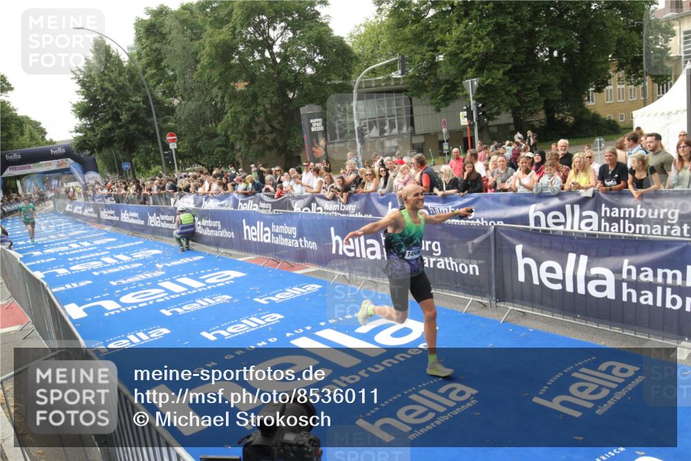 29.06.2025 - hella hamburg halbmarathon Michael Strokosch http://msf.ph/oto/8536011 29.06.2025 10:24:43 Ziel  meine-sportfotos.de