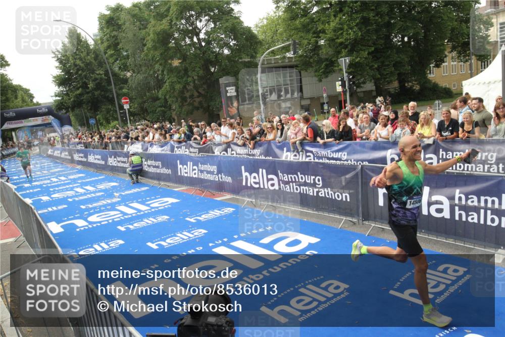 29.06.2025 - hella hamburg halbmarathon Michael Strokosch http://msf.ph/oto/8536013 29.06.2025 10:24:43 Ziel  meine-sportfotos.de