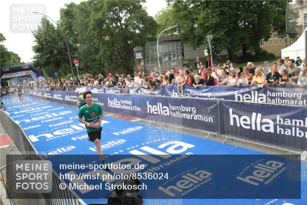 29.06.2025 - hella hamburg halbmarathon Michael Strokosch http://msf.ph/oto/8536024 29.06.2025 10:24:47 Ziel  meine-sportfotos.de