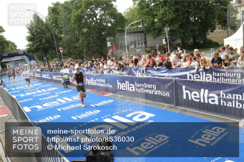 29.06.2025 - hella hamburg halbmarathon Michael Strokosch http://msf.ph/oto/8536030 29.06.2025 10:24:51 Ziel  meine-sportfotos.de