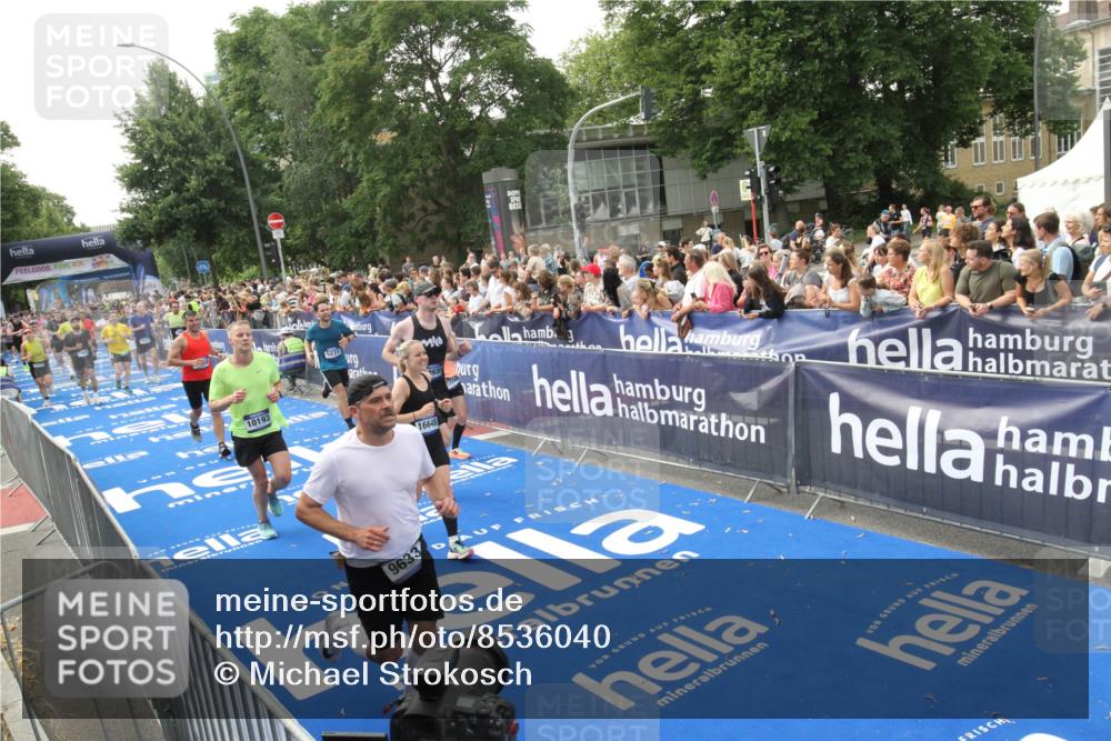 29.06.2025 - hella hamburg halbmarathon Michael Strokosch http://msf.ph/oto/8536040 29.06.2025 10:44:15 Ziel  meine-sportfotos.de