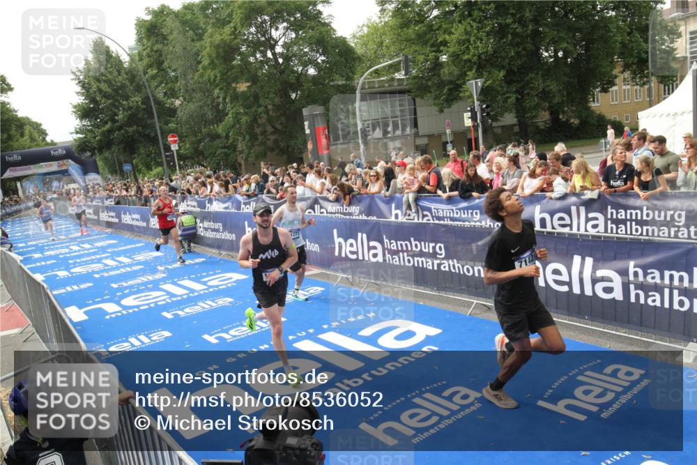 29.06.2025 - hella hamburg halbmarathon Michael Strokosch http://msf.ph/oto/8536052 29.06.2025 10:24:57 Ziel  meine-sportfotos.de