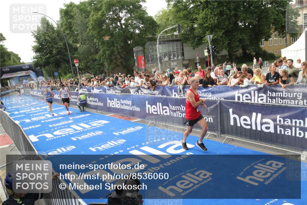 29.06.2025 - hella hamburg halbmarathon Michael Strokosch http://msf.ph/oto/8536060 29.06.2025 10:24:59 Ziel  meine-sportfotos.de