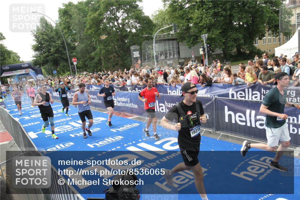 29.06.2025 - hella hamburg halbmarathon Michael Strokosch http://msf.ph/oto/8536065 29.06.2025 10:44:22 Ziel  meine-sportfotos.de