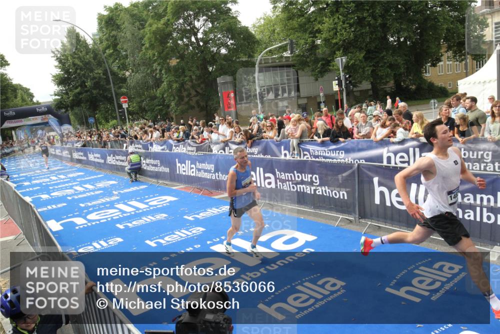 29.06.2025 - hella hamburg halbmarathon Michael Strokosch http://msf.ph/oto/8536066 29.06.2025 10:25:01 Ziel  meine-sportfotos.de