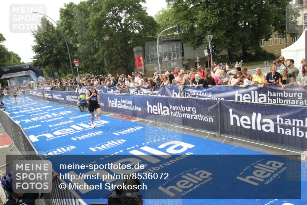 29.06.2025 - hella hamburg halbmarathon Michael Strokosch http://msf.ph/oto/8536072 29.06.2025 10:25:04 Ziel  meine-sportfotos.de