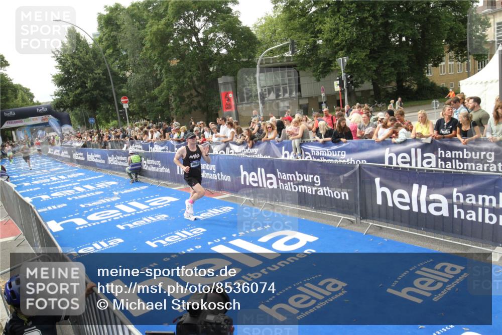 29.06.2025 - hella hamburg halbmarathon Michael Strokosch http://msf.ph/oto/8536074 29.06.2025 10:25:04 Ziel  meine-sportfotos.de