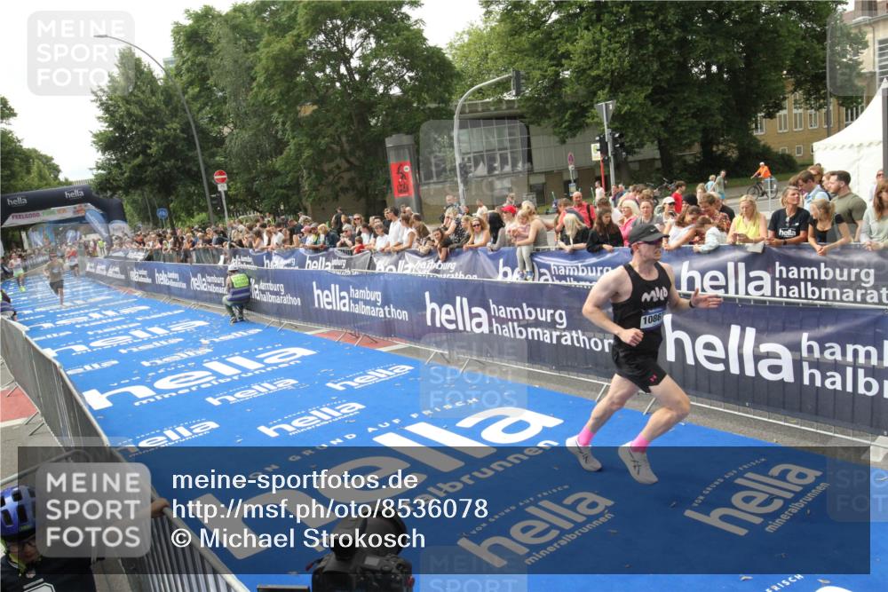 29.06.2025 - hella hamburg halbmarathon Michael Strokosch http://msf.ph/oto/8536078 29.06.2025 10:25:05 Ziel  meine-sportfotos.de