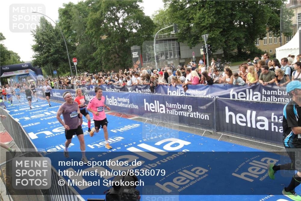 29.06.2025 - hella hamburg halbmarathon Michael Strokosch http://msf.ph/oto/8536079 29.06.2025 10:44:25 Ziel  meine-sportfotos.de