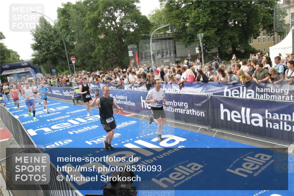 29.06.2025 - hella hamburg halbmarathon Michael Strokosch http://msf.ph/oto/8536093 29.06.2025 10:44:29 Ziel  meine-sportfotos.de