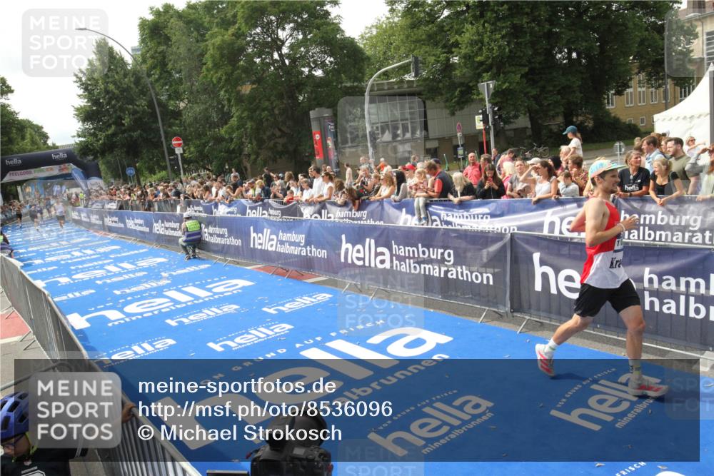 29.06.2025 - hella hamburg halbmarathon Michael Strokosch http://msf.ph/oto/8536096 29.06.2025 10:25:11 Ziel  meine-sportfotos.de