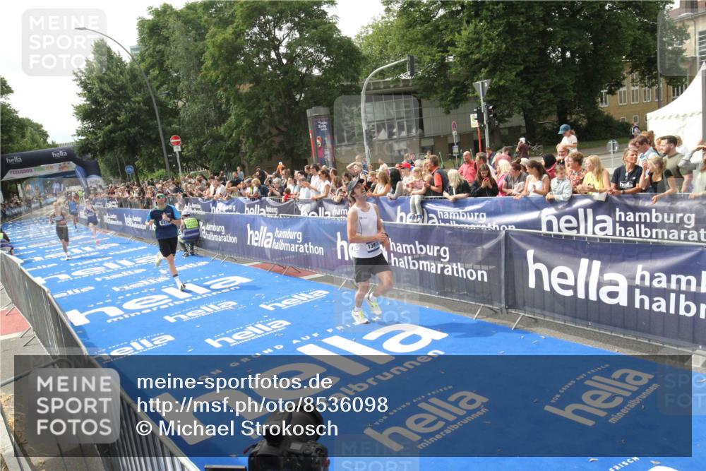 29.06.2025 - hella hamburg halbmarathon Michael Strokosch http://msf.ph/oto/8536098 29.06.2025 10:25:17 Ziel  meine-sportfotos.de