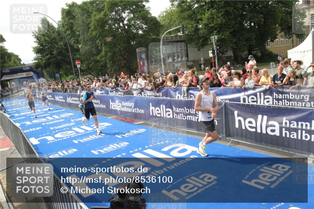 29.06.2025 - hella hamburg halbmarathon Michael Strokosch http://msf.ph/oto/8536100 29.06.2025 10:25:17 Ziel  meine-sportfotos.de