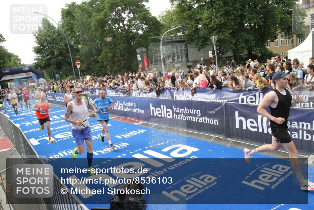 29.06.2025 - hella hamburg halbmarathon Michael Strokosch http://msf.ph/oto/8536103 29.06.2025 10:44:31 Ziel  meine-sportfotos.de