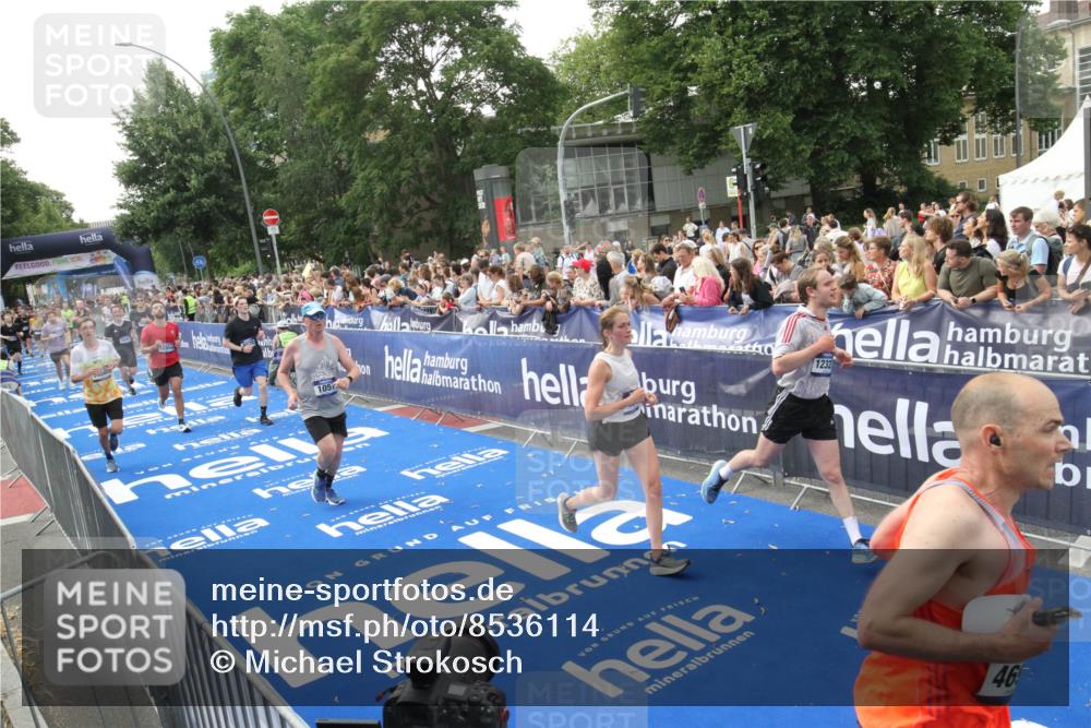 29.06.2025 - hella hamburg halbmarathon Michael Strokosch http://msf.ph/oto/8536114 29.06.2025 10:44:33 Ziel  meine-sportfotos.de