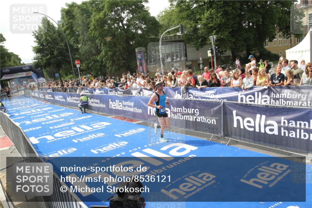 29.06.2025 - hella hamburg halbmarathon Michael Strokosch http://msf.ph/oto/8536121 29.06.2025 10:25:22 Ziel  meine-sportfotos.de