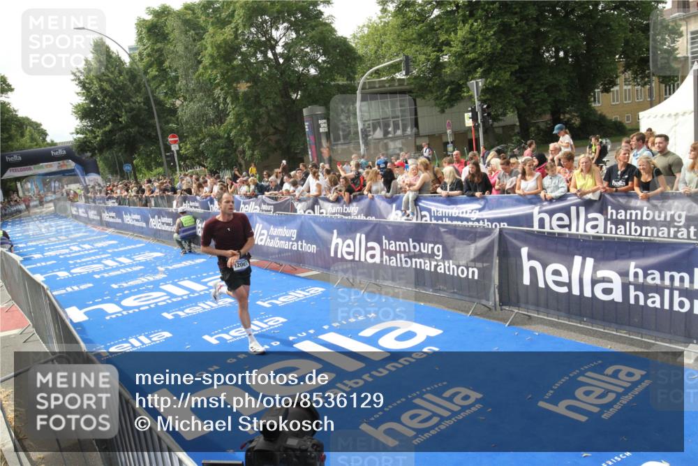 29.06.2025 - hella hamburg halbmarathon Michael Strokosch http://msf.ph/oto/8536129 29.06.2025 10:25:28 Ziel  meine-sportfotos.de