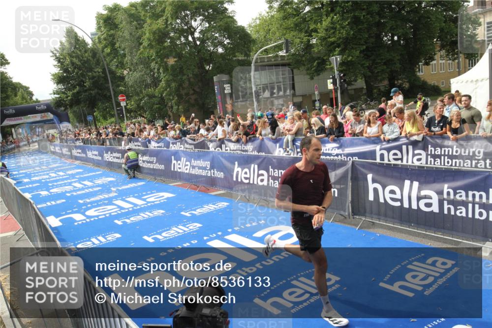 29.06.2025 - hella hamburg halbmarathon Michael Strokosch http://msf.ph/oto/8536133 29.06.2025 10:25:29 Ziel  meine-sportfotos.de