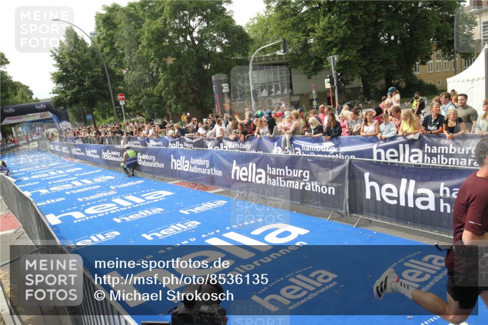 29.06.2025 - hella hamburg halbmarathon Michael Strokosch http://msf.ph/oto/8536135 29.06.2025 10:25:29 Ziel  meine-sportfotos.de