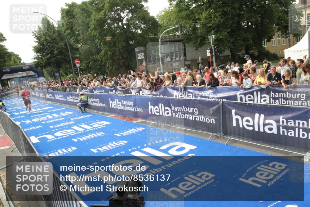 29.06.2025 - hella hamburg halbmarathon Michael Strokosch http://msf.ph/oto/8536137 29.06.2025 10:25:35 Ziel  meine-sportfotos.de