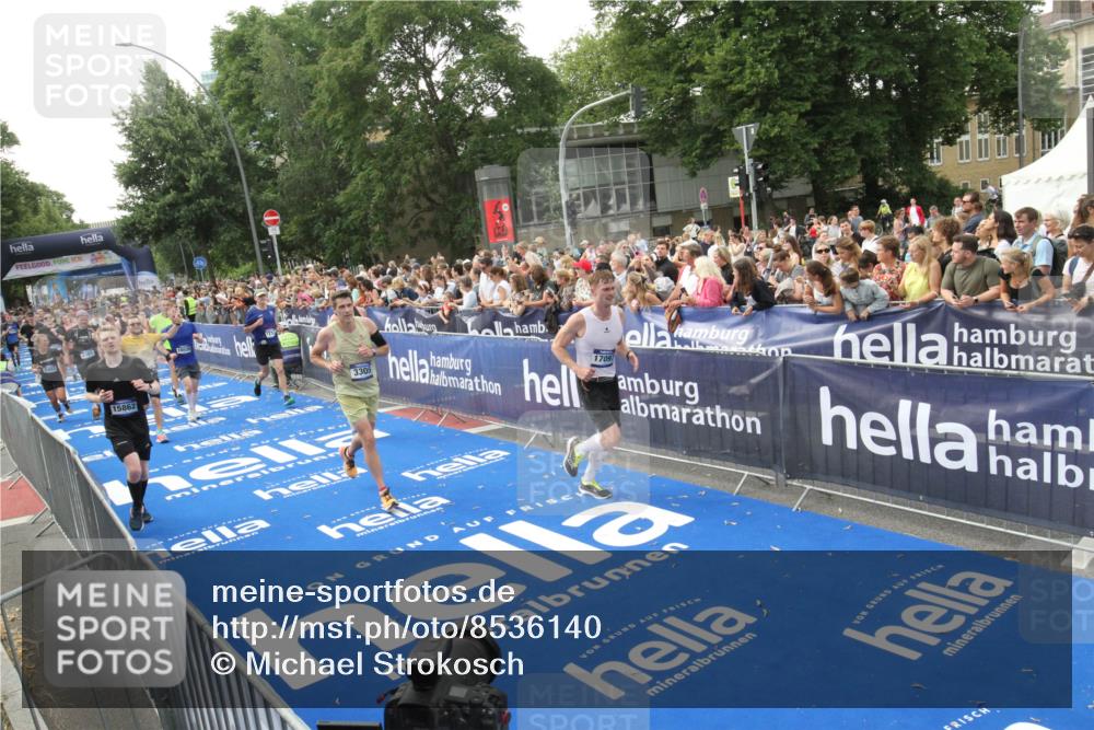 29.06.2025 - hella hamburg halbmarathon Michael Strokosch http://msf.ph/oto/8536140 29.06.2025 10:44:39 Ziel  meine-sportfotos.de