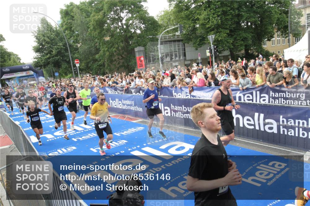29.06.2025 - hella hamburg halbmarathon Michael Strokosch http://msf.ph/oto/8536146 29.06.2025 10:44:41 Ziel  meine-sportfotos.de