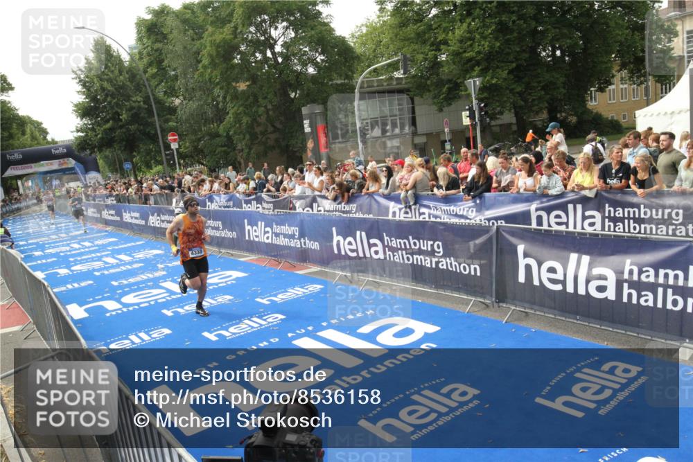 29.06.2025 - hella hamburg halbmarathon Michael Strokosch http://msf.ph/oto/8536158 29.06.2025 10:25:44 Ziel  meine-sportfotos.de