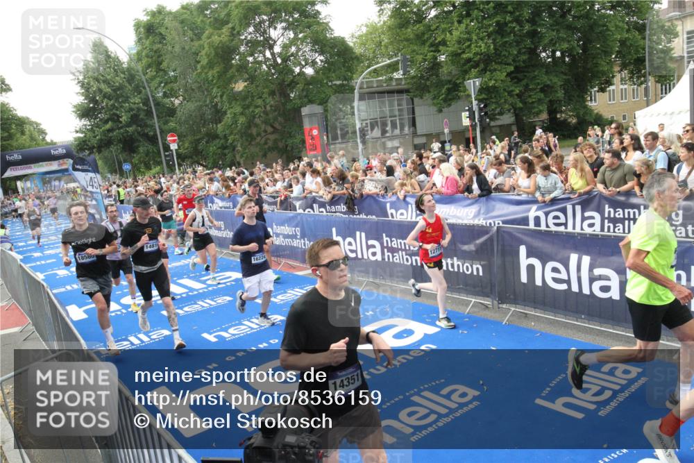 29.06.2025 - hella hamburg halbmarathon Michael Strokosch http://msf.ph/oto/8536159 29.06.2025 10:44:43 Ziel  meine-sportfotos.de