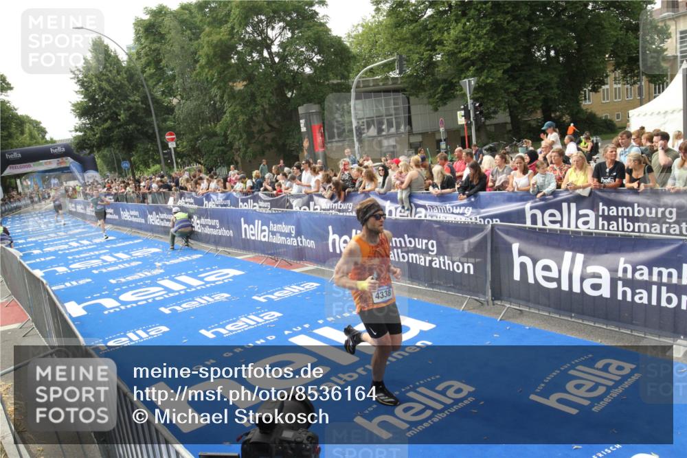 29.06.2025 - hella hamburg halbmarathon Michael Strokosch http://msf.ph/oto/8536164 29.06.2025 10:25:45 Ziel  meine-sportfotos.de