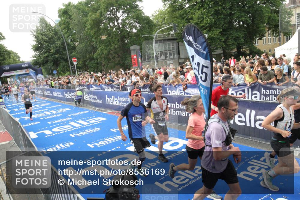 29.06.2025 - hella hamburg halbmarathon Michael Strokosch http://msf.ph/oto/8536169 29.06.2025 10:44:45 Ziel  meine-sportfotos.de