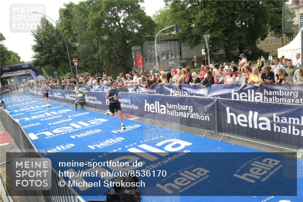 29.06.2025 - hella hamburg halbmarathon Michael Strokosch http://msf.ph/oto/8536170 29.06.2025 10:25:48 Ziel  meine-sportfotos.de