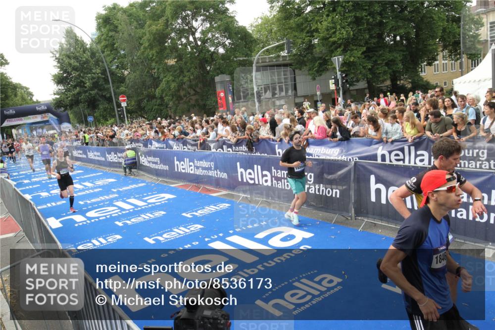 29.06.2025 - hella hamburg halbmarathon Michael Strokosch http://msf.ph/oto/8536173 29.06.2025 10:44:46 Ziel  meine-sportfotos.de