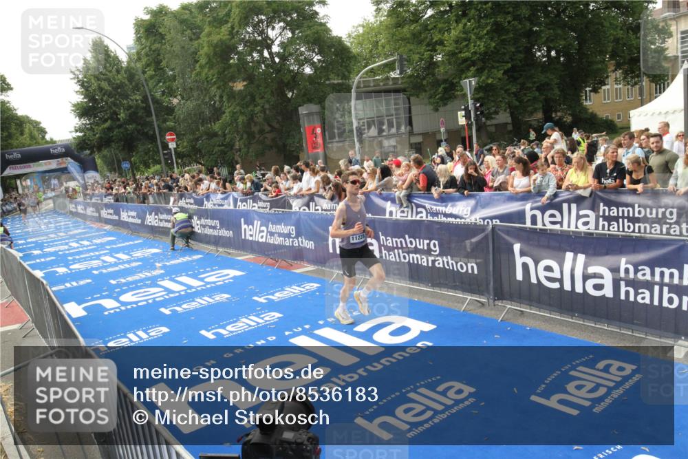 29.06.2025 - hella hamburg halbmarathon Michael Strokosch http://msf.ph/oto/8536183 29.06.2025 10:25:51 Ziel  meine-sportfotos.de