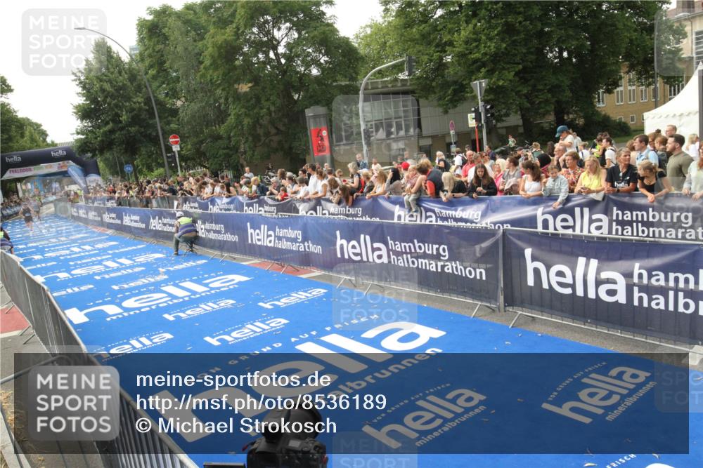 29.06.2025 - hella hamburg halbmarathon Michael Strokosch http://msf.ph/oto/8536189 29.06.2025 10:25:52 Ziel  meine-sportfotos.de