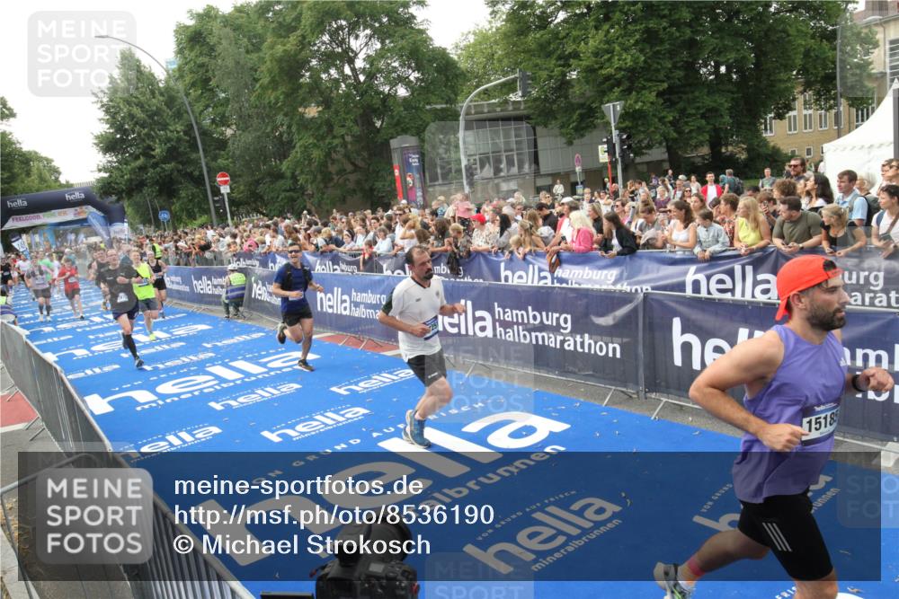 29.06.2025 - hella hamburg halbmarathon Michael Strokosch http://msf.ph/oto/8536190 29.06.2025 10:44:51 Ziel  meine-sportfotos.de