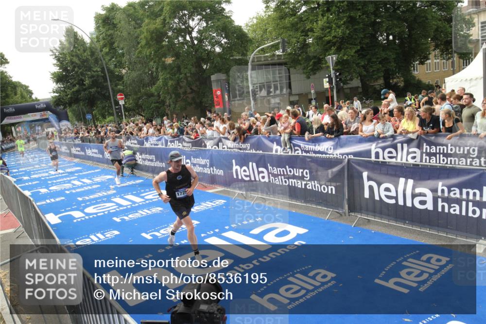 29.06.2025 - hella hamburg halbmarathon Michael Strokosch http://msf.ph/oto/8536195 29.06.2025 10:25:57 Ziel  meine-sportfotos.de