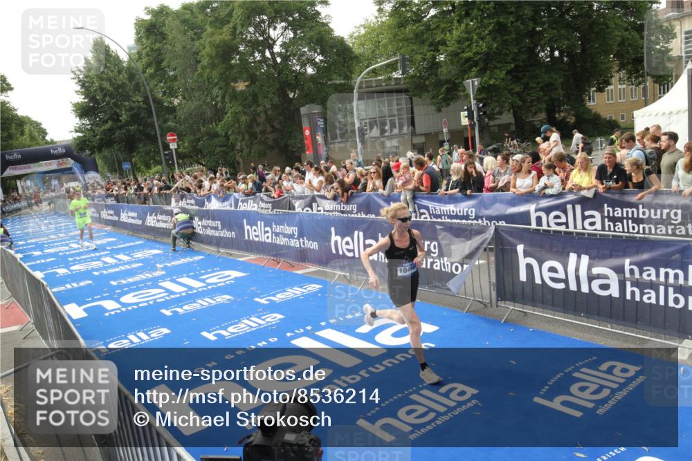29.06.2025 - hella hamburg halbmarathon Michael Strokosch http://msf.ph/oto/8536214 29.06.2025 10:26:01 Ziel  meine-sportfotos.de
