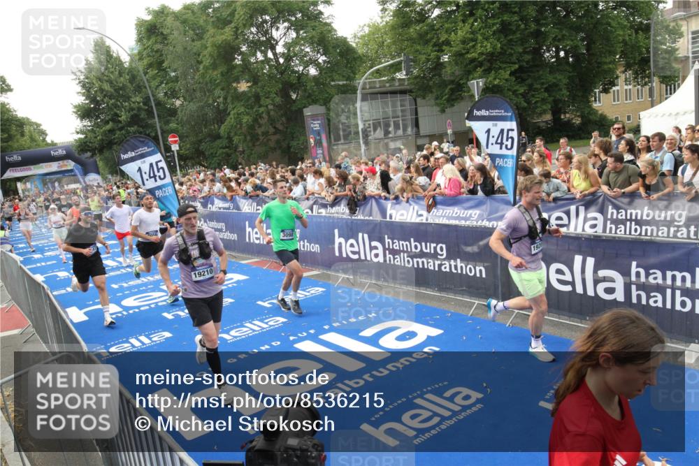 29.06.2025 - hella hamburg halbmarathon Michael Strokosch http://msf.ph/oto/8536215 29.06.2025 10:44:56 Ziel  meine-sportfotos.de