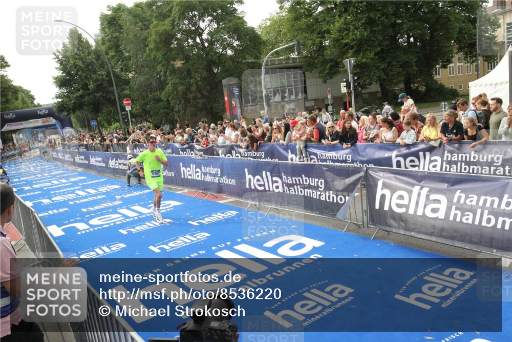 29.06.2025 - hella hamburg halbmarathon Michael Strokosch http://msf.ph/oto/8536220 29.06.2025 10:26:03 Ziel  meine-sportfotos.de
