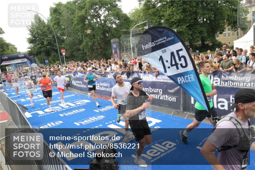 29.06.2025 - hella hamburg halbmarathon Michael Strokosch http://msf.ph/oto/8536221 29.06.2025 10:44:57 Ziel  meine-sportfotos.de