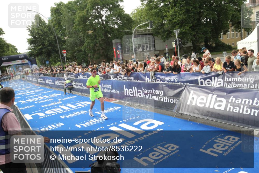 29.06.2025 - hella hamburg halbmarathon Michael Strokosch http://msf.ph/oto/8536222 29.06.2025 10:26:03 Ziel  meine-sportfotos.de