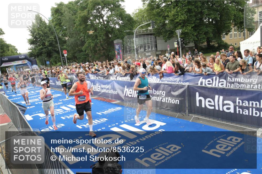 29.06.2025 - hella hamburg halbmarathon Michael Strokosch http://msf.ph/oto/8536225 29.06.2025 10:44:58 Ziel  meine-sportfotos.de