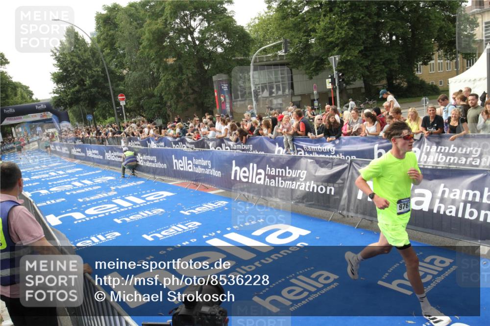 29.06.2025 - hella hamburg halbmarathon Michael Strokosch http://msf.ph/oto/8536228 29.06.2025 10:26:04 Ziel  meine-sportfotos.de