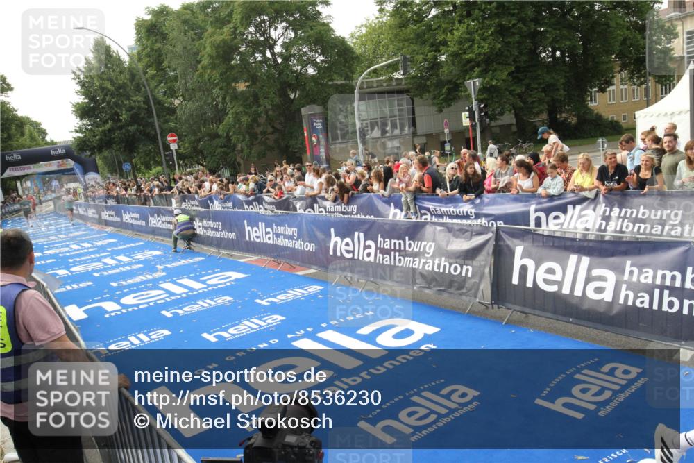 29.06.2025 - hella hamburg halbmarathon Michael Strokosch http://msf.ph/oto/8536230 29.06.2025 10:26:05 Ziel  meine-sportfotos.de