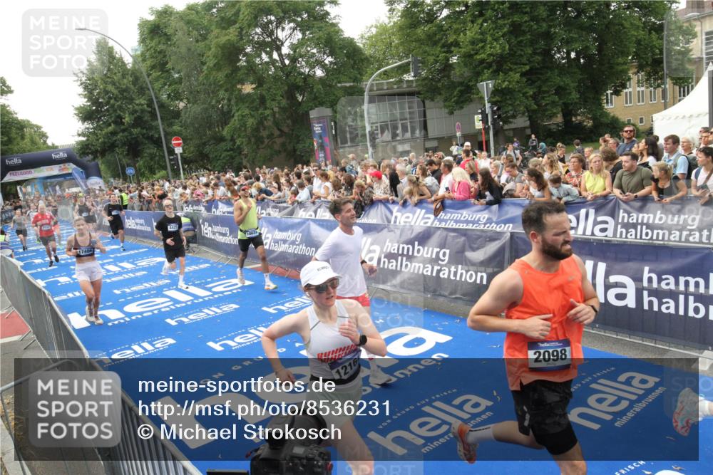 29.06.2025 - hella hamburg halbmarathon Michael Strokosch http://msf.ph/oto/8536231 29.06.2025 10:44:59 Ziel  meine-sportfotos.de