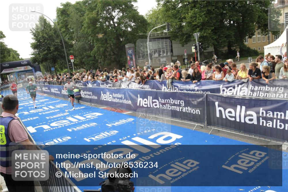 29.06.2025 - hella hamburg halbmarathon Michael Strokosch http://msf.ph/oto/8536234 29.06.2025 10:26:09 Ziel  meine-sportfotos.de