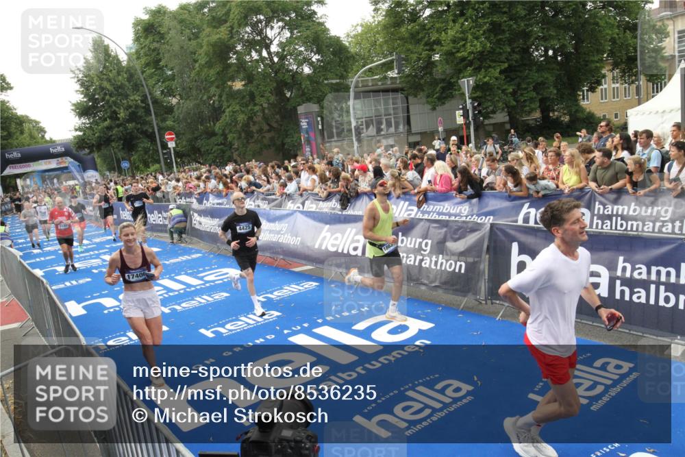 29.06.2025 - hella hamburg halbmarathon Michael Strokosch http://msf.ph/oto/8536235 29.06.2025 10:45:00 Ziel  meine-sportfotos.de